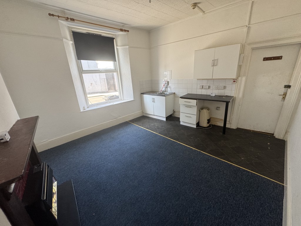 Lot: 173 - MID-TERRACE PROPERTY OVER FOUR FLOORS WITH SEVEN BEDSITS AND TWO SELF-CONTAINED FLATS FOR IMPROVEMENT AND REPAIR - Ground floor room